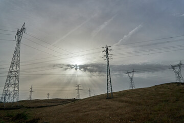 Torres y redes de distribuci&oacute;n en la inmediaciones del pueblo de  Alc&aacute;ntara, C&aacute;ceres (Extremadura), Espa&ntilde;a.
