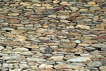 Muro levantado a base de apilar cuarcitas y lajas de piedra  en la inmediaciones del pueblo de ...