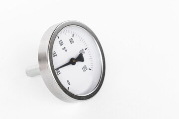 round metal thermometer for measuring temperature in water systems, shows a temperature of 22 degrees Celsius, on a white background