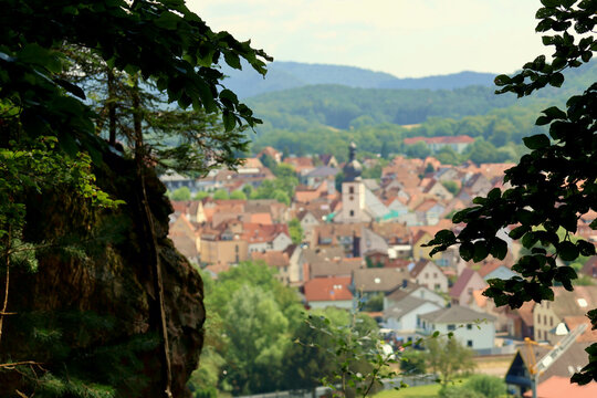 Blick vom Schillerfelsen auf die Stadt Dahn im Pf&auml;lzerwald im Landkreis S&uuml;dwestpfalz im deutschen Bundesland Rheinland-Pfalz. Aussicht vom Premium-Wanderweg Dahner Felsenpfad.
