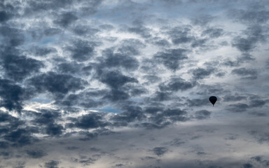Ein Heißluftballon am wolkigen Himmel