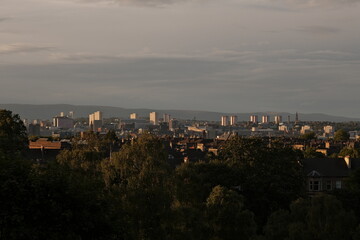 Fototapeta premium Cityscape of the city of Glasgow from Queen's Park at dusk