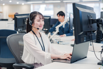 コールセンターで電話対応をするスタッフ