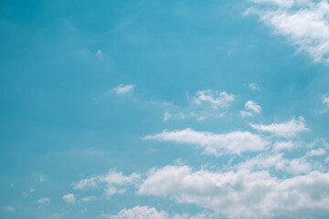 ciel bleu avec quelques petits nuages