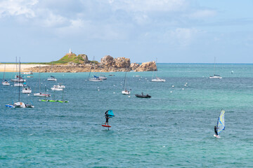 Activité sportive en bord de mer en Bretagne © aquaphoto