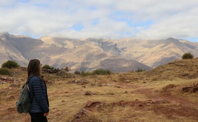 Fototapeta premium Jeune touriste devant la cordillère des Andes - Pérou