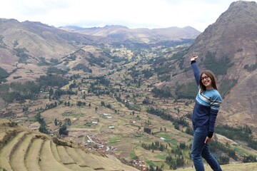 Jeune femme devant la vallée sacrée - Pérou