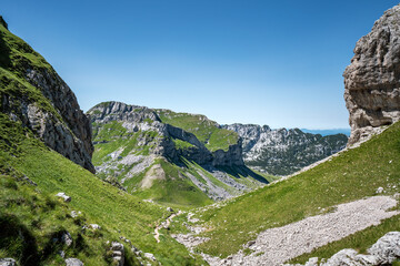 Panorama im Durmitor Bergmassiv als Gebirgszug der Dinariden in der Nähe des Bobotov Kuk in Montenegro (Querformat)