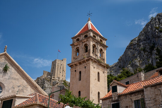 Blick auf das Mirabela Fortress (Peovica) in der Altstadt von Omi&scaron; mit Kirchturm in Kroatien