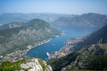 Panorama Aussicht auf die Bucht von Kotor mit einem Kreuzfahrtschiff, dass vor dem Hafen ankert in...