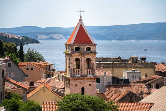 Blick auf die Altstadt von Omi&scaron; mit Kirchturm, fotografiert vom Mirabela Fortress (Peovica), Kroatien