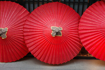 京都のまちの風景。町屋の玄関先に真っ赤な傘が飾られている