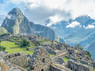 Obraz premium Early morning before the crowds arrive and before the clouds completely clear at Machu Picchu.