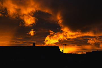 Dramatischer Himmel beim Sonnenuntergang. Sand aus der Wüste und ein Zeugnis des Klimawandels.