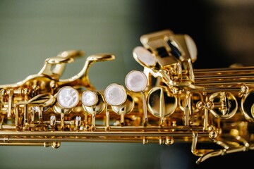 Obraz premium Close-up of a golden saxophone with intricate details and mother-of-pearl keys
