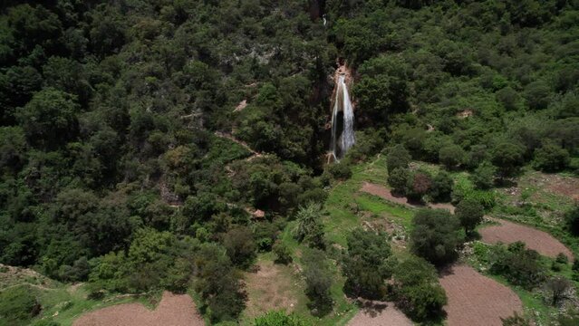 Cascade between mountains_Snake tail waterfall from Santiago Apoala, Oaxaca, M&eacute;xico. 