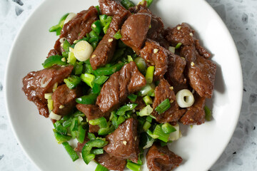 A top down view of a plate of salt and pepper beefsteak.