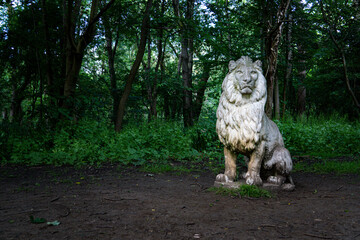 Obraz premium Ancient Statues and Historic Landmarks