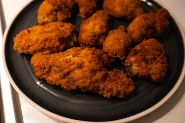 A plate of fried chicken wings.