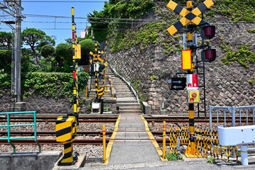 山の手の海岸沿いを走る神戸の塩屋の小さな踏切