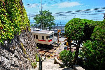 海が見える神戸の塩屋の小さな踏切