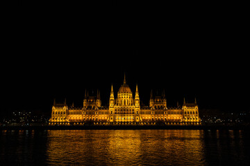 Obraz premium Night view of the Budapest parliament. Parliament lights from the Buda coast
