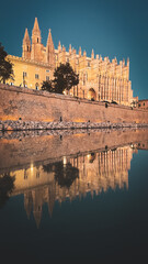 night view of the Cathedral-Basilica of Santa María de Mallorca. Spring afternoon from the lake