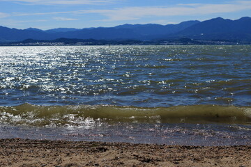 琵琶湖の波打ち際の風景