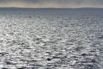 Sea a little rough and very dark - Mer un peu agitée et très sombre