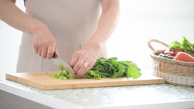 包丁で野菜を切る主婦の動画　顔無し
