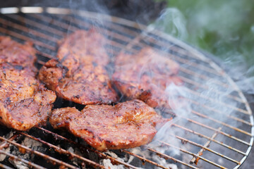 Steaks auf einem Holzkohlegrill