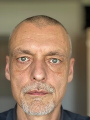 Close up, Nahaufnahme, Portrait, Mann, Augen, Bart, Glatze, kurze Haare, 50 Plus, best Ager, aging