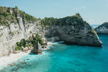 Obraz premium Tropical beach Bali with scenery mountain rocks in ocean on nature background Bali Indonesia 4K Aerial view