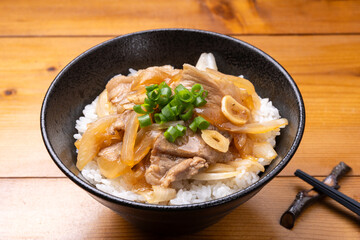 豚のガーリックぽん酢炒め丼