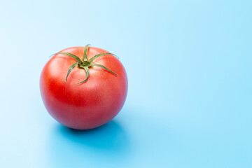 青背景に新鮮なトマト