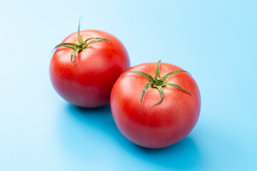 青背景に新鮮なトマト