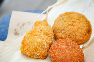 揚げたてのサクサクコロッケが3つセットになったテイクアウトメニュー