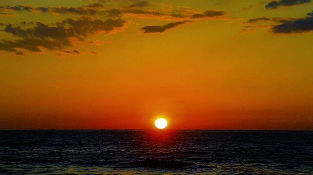 Tramonto sul mare con sole che bacia l'acqua