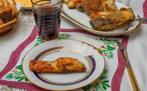 Uroczysta kolacja wigilijna dla całej rodziny, na stole smażony karp 