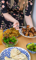 Porcja grillowanego mięsa podana z gotowanym ryżem w przyprawach w stylu kuchni gruzińskiej 