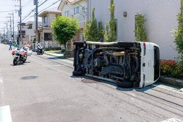 交差点で衝突し横転した自動車と交通取締用自動二輪