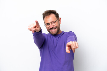 Naklejka premium Middle age caucasian man isolated on white background pointing front with happy expression