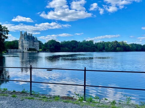 Chateau de la Bretesche am See
