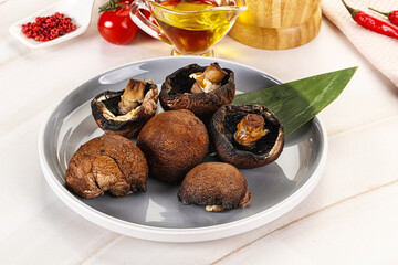 Baked brown champignons with spices
