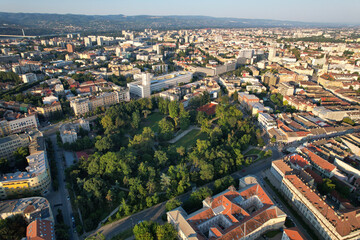 Obraz premium Aerial view of Novi Sad and Dunavski Park on sunny summer morning. Serbia.