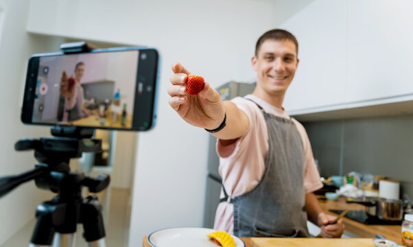 The chef is broadcasting live from workshop how to prepare a vegetarian food
