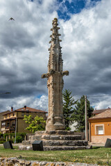 Obraz premium stone pillory on grass in a square in Berlanga de Duero, province of Soria. Spain 