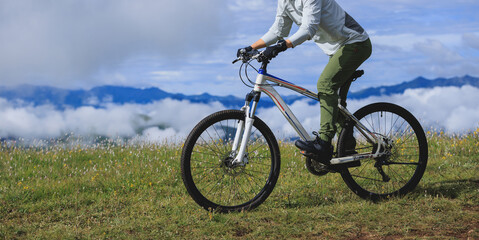 Obraz premium Riding mountain bike on beautiful mountain top