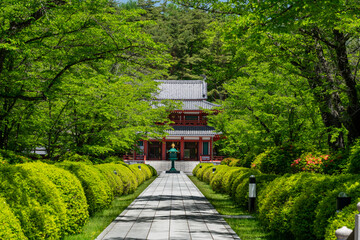 初夏の蓼科山 聖光寺本堂
