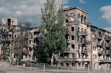 Fototapeta premium destroyed houses in a city lost in the war in Ukraine